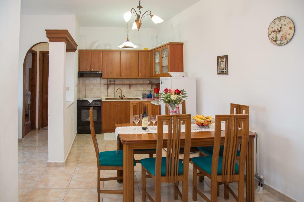 J&B Countryside Life Apartment Ágios Matthaíos Екстериор снимка